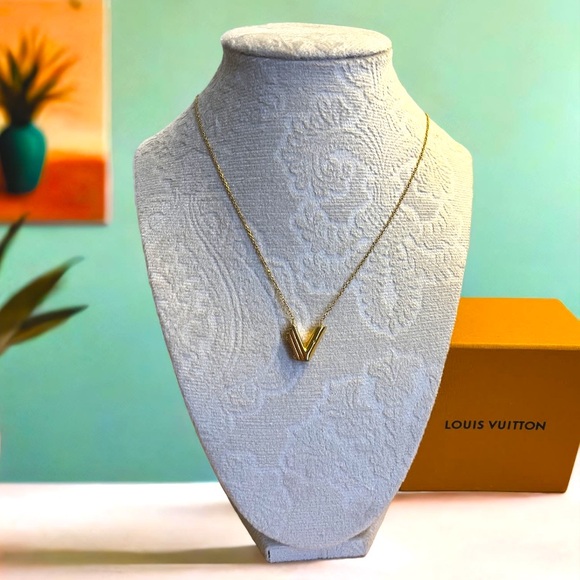 Louis Vuitton Necklace With box - Picture 2 of 12